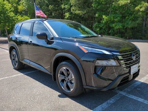 Used 2026 Nissan Rogue SV FWD image 2