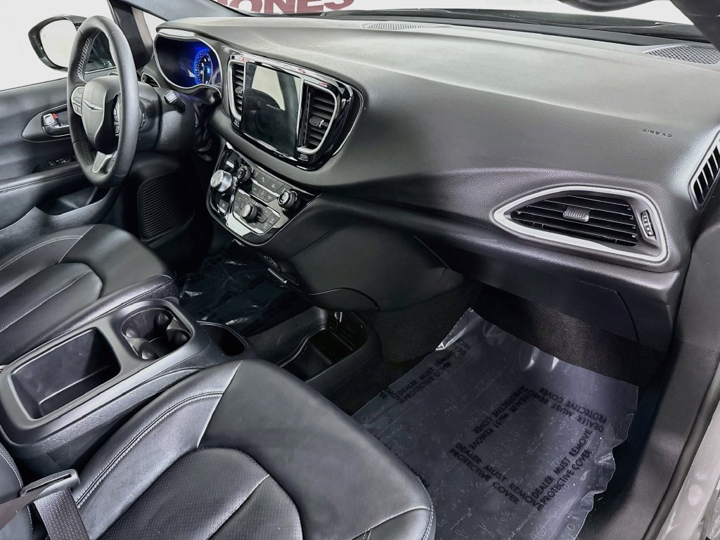 Used 2025 Chrysler Pacifica Select FWD image 32