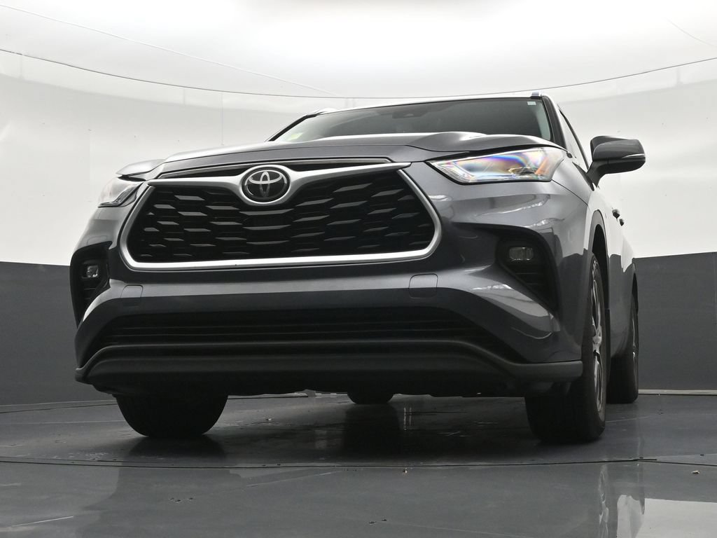 Used 2021 Toyota Highlander XLE AWD/4WD image 30
