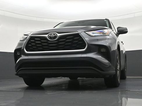 Used 2021 Toyota Highlander XLE AWD/4WD image 30