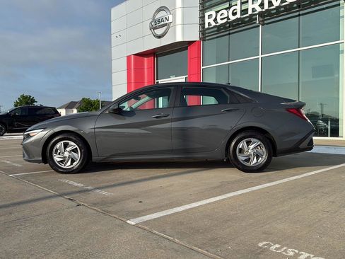 Used 2024 Hyundai Elantra SE FWD image 11