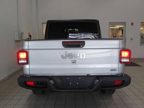 Used 2023 Jeep Gladiator Overland image 16
