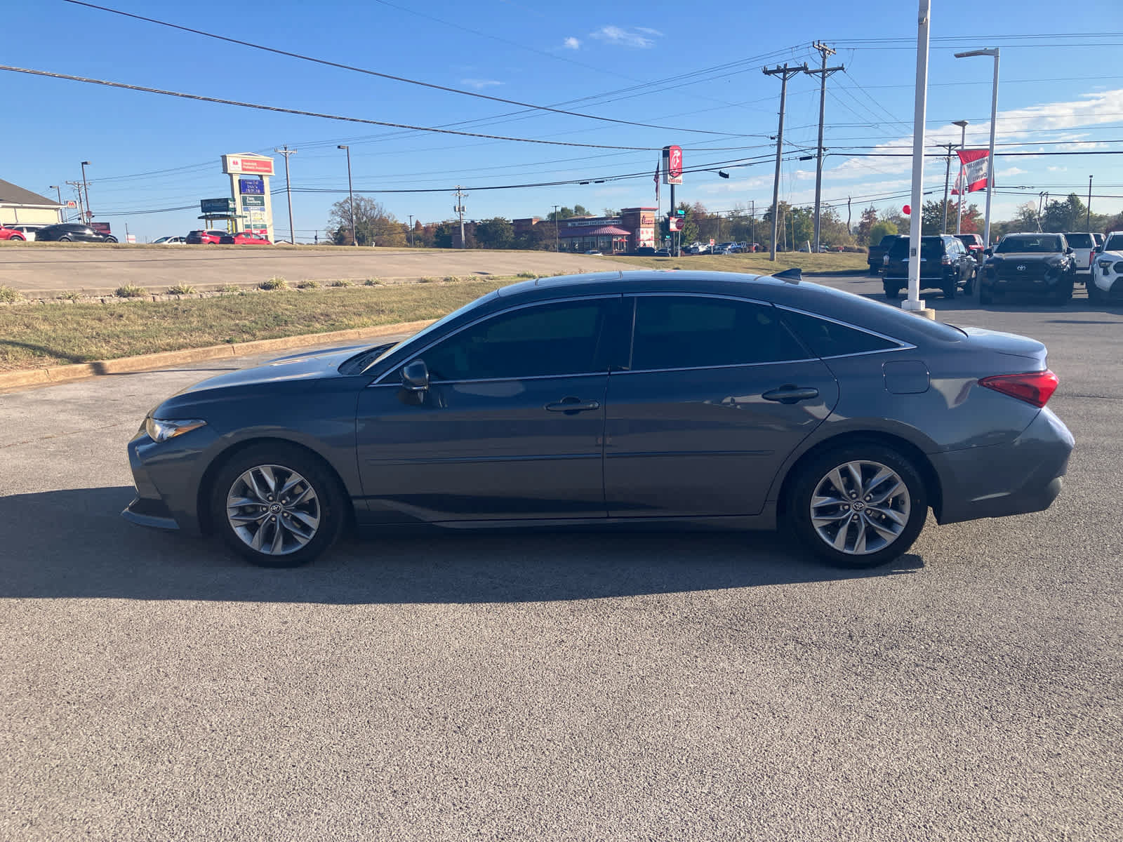 Used 2019 Toyota Avalon XLE w/ Moonroof Package FWD image 4