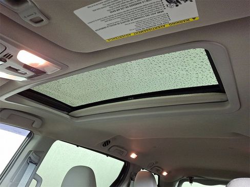 Used 2015 Toyota Sienna XLE image 17