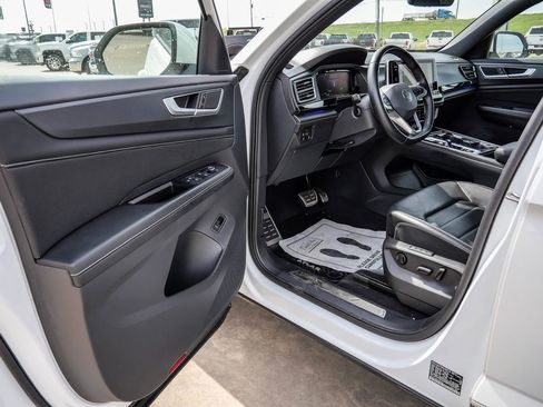 Used 2024 Volkswagen Atlas Cross Sport SEL R-Line image 32