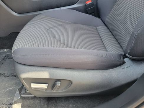 Used 2025 Toyota Highlander LE FWD image 17