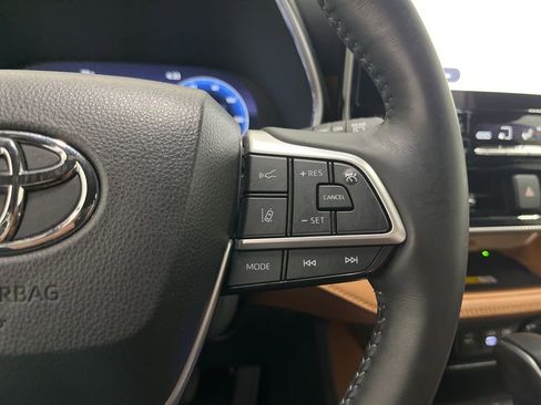 Used 2024 Toyota Highlander Platinum image 8