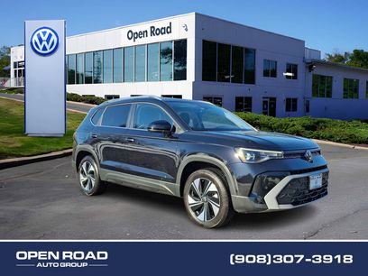 Certified 2025 Volkswagen Taos SE w/ Panoramic Sunroof Package