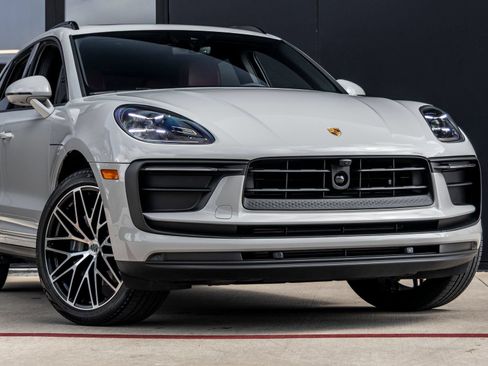 Certified 2025 Porsche Macan AWD/4WD image 9