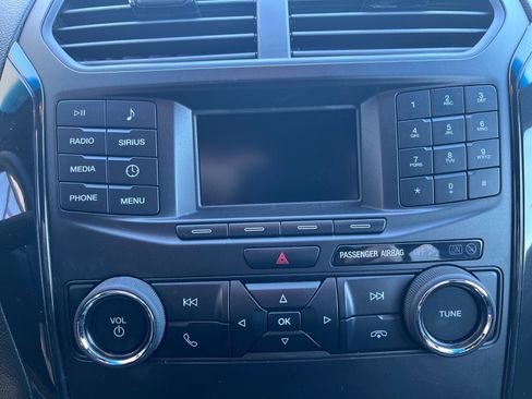 Used 2018 Ford Explorer XLT image 18