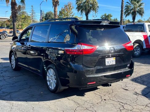Used 2017 Toyota Sienna XLE 7-Passenger image 5