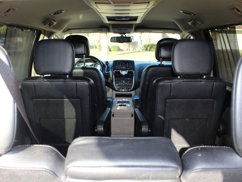 Used 2016 Chrysler Town & Country Touring w/ Driver Convenience Group image 41