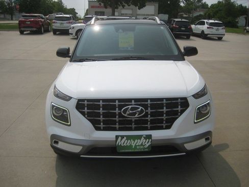 Used 2022 Hyundai Venue Limited image 3