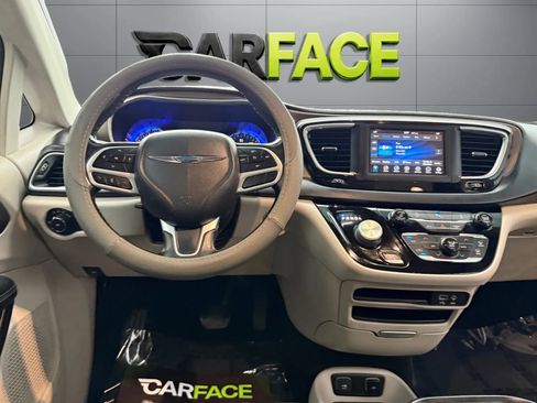 Used 2019 Chrysler Pacifica Touring-L FWD image 24