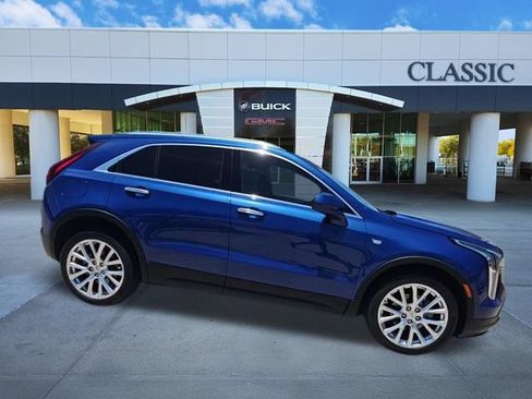 Used 2023 Cadillac XT4 Luxury w/ Cold Weather Package FWD image 9