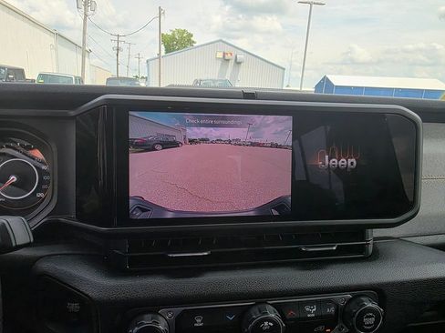 Used 2025 Jeep Gladiator Sport AWD/4WD image 21