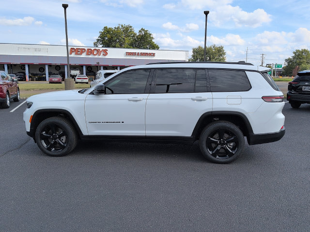 Used 2025 Jeep Grand Cherokee L Limited w/ Black Appearance Package AWD/4WD image 4