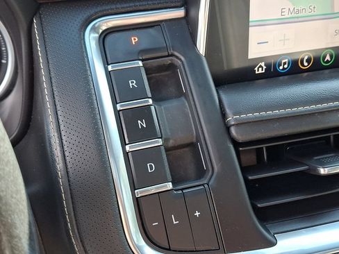 Used 2021 Chevrolet Suburban Premier w/ Premium Package AWD/4WD image 16