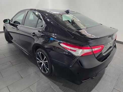 Used 2020 Toyota Camry SE FWD image 3