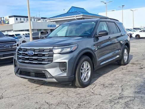 Used 2025 Ford Explorer Active RWD image 2