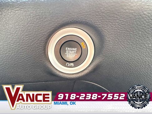 Used 2025 Chrysler Pacifica Limited FWD image 32