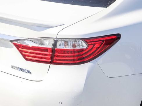 Used 2015 Lexus ES 300h w/ Premium Package w/Bamboo Trim FWD image 8