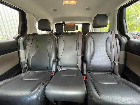 Used 2025 Kia Carnival FWD image 30
