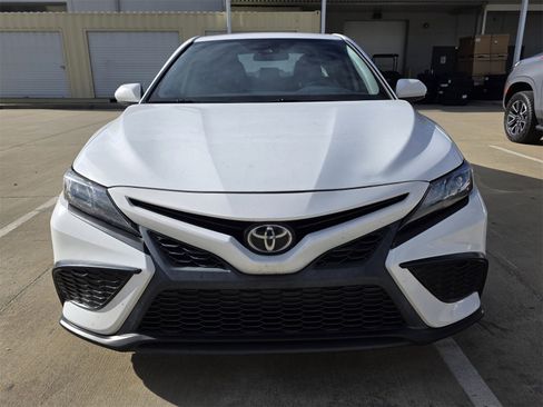Used 2021 Toyota Camry SE image 5