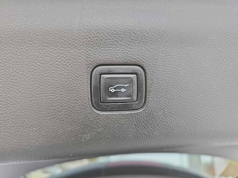 Used 2020 Buick Enclave Essence w/ Sound and Sites Package AWD/4WD image 9