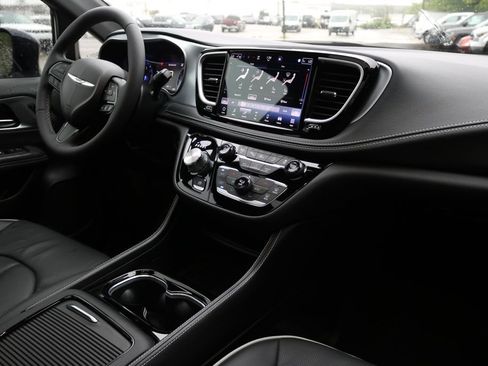 Used 2025 Chrysler Pacifica Limited image 21