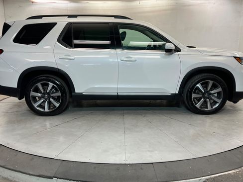 Used 2025 Honda Pilot Touring image 7