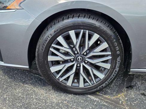 Used 2025 Nissan Altima 2.5 SV FWD image 6