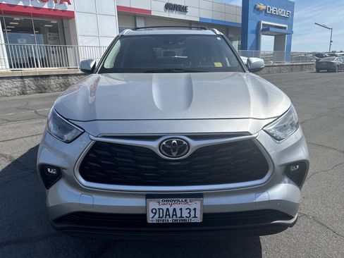 Used 2022 Toyota Highlander XLE AWD/4WD image 8