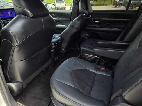 Used 2025 Toyota Grand Highlander AWD Hybrid image 32