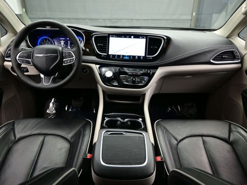 Used 2024 Chrysler Pacifica Limited image 17