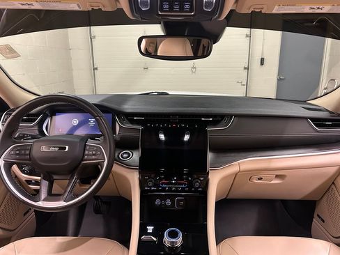 Used 2022 Jeep Grand Cherokee Limited AWD/4WD image 17