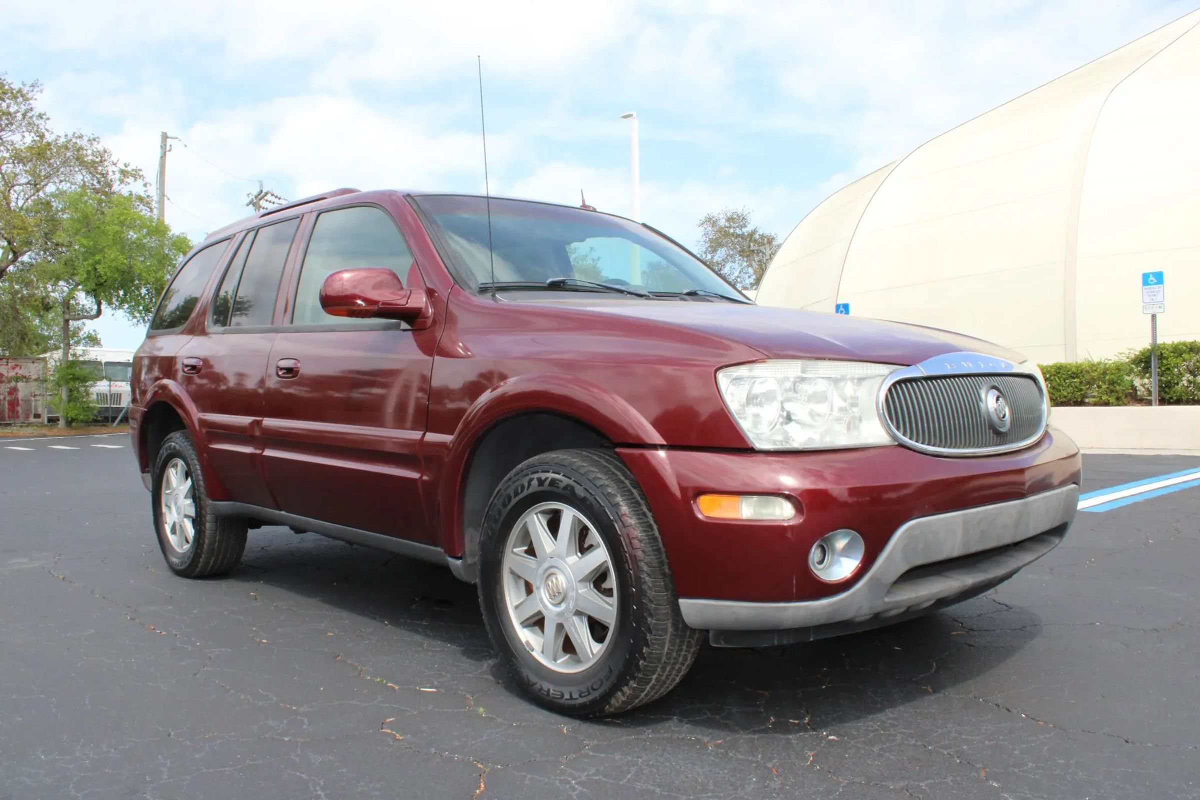 Used 2004 Buick Rainier CXL RWD image 1