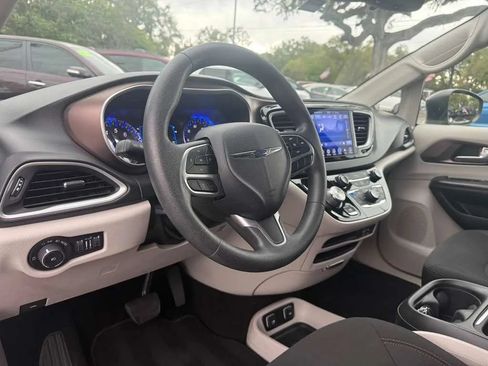 Used 2017 Chrysler Pacifica Touring Plus w/ Tire & Wheel Group FWD image 11