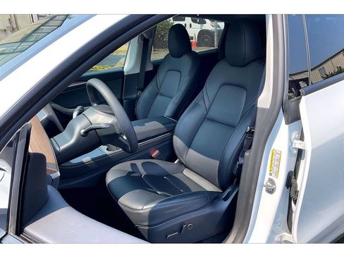 Used 2025 Tesla Model Y Long Range RWD image 23
