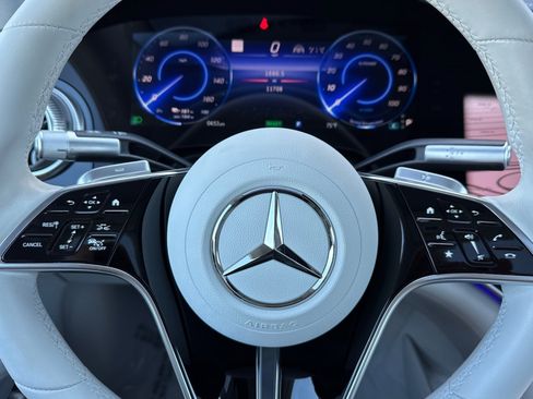 Used 2022 Mercedes-Benz EQS 580 4MATIC Sedan image 11