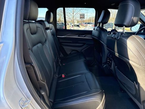 Used 2024 Jeep Grand Cherokee Limited w/ Black Appearance Package image 9