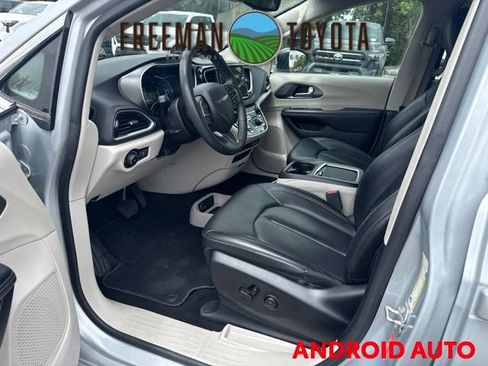Used 2023 Chrysler Pacifica Touring-L FWD image 7