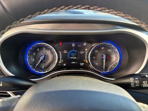 Used 2024 Chrysler Pacifica Touring-L image 13