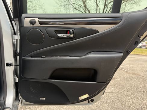 Used 2013 Lexus LS 460 4dr Sdn AWD image 19