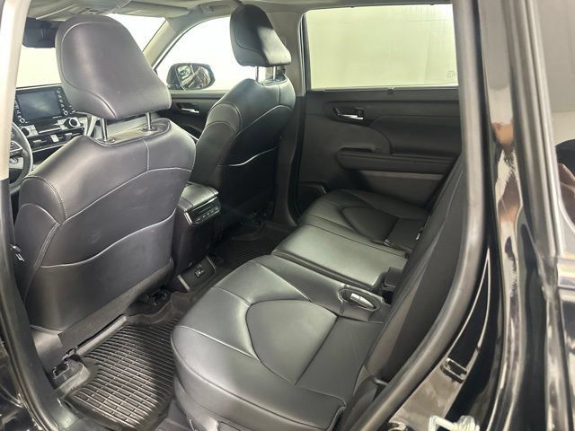 Used 2022 Toyota Highlander XLE AWD/4WD image 18