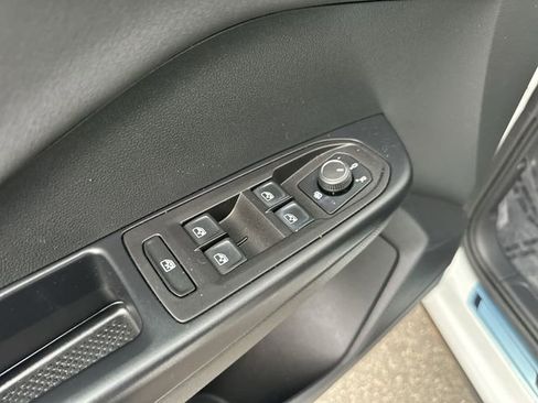 Used 2025 Volkswagen Taos SE FWD image 13