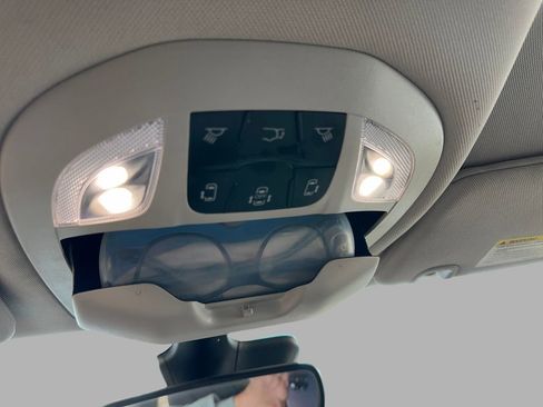 Used 2023 Chrysler Pacifica Touring-L image 28