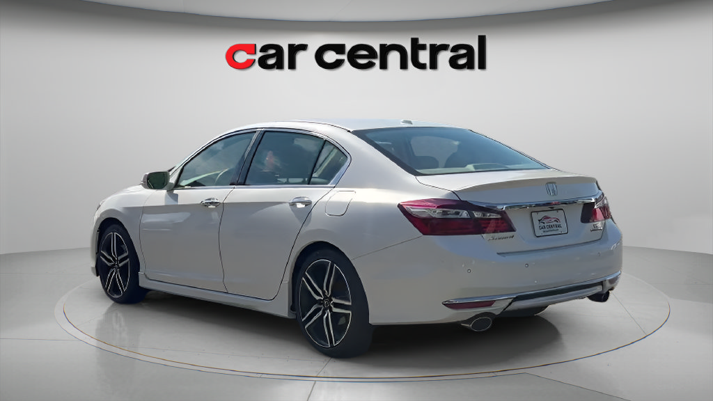 Used 2017 Honda Accord Touring image 3