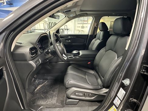 New 2025 Honda Pilot Touring image 8