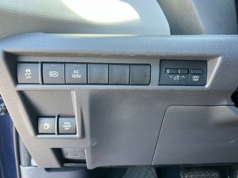 Used 2022 Toyota Sienna XLE w/ XLE Plus Package FWD image 9